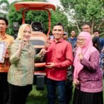 Bupati Musi Rawas Hj. Ratna Machmud Serahkan Bantuan Alsintan Untuk Kelompok Tani