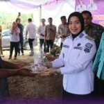 Wakil Wali Kota Pagar Alam Hj Bertha Memberikan Bantuan 2 ton Bibit Bawang Merah