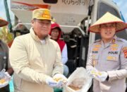 Sekda Banyuasin Bersama Kapolres Banyuasin Panen Raya Jagung Serentak Kuartal III