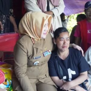Bupati Hj. Ratna Machmud Kunjungi Keluarga Korban Tenggelam Berikan Bantuan, Perintahkan Perpanjang Pencarian