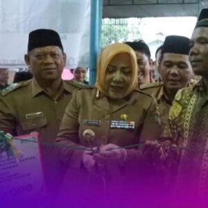 Bupati Hj Ratna Machmud Menyerahkan kunci Rumah Layak Huni Program Baznas