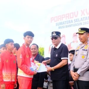 Bupati Muba H.M Toha Tohet, SH Serahkan Medali Sepak Bola PORPROV XV Sumsel
