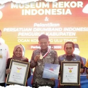 Bupati Oku Timur, H. Lanosin Terima Penyematan Sertifikat Museum Rekor MURI