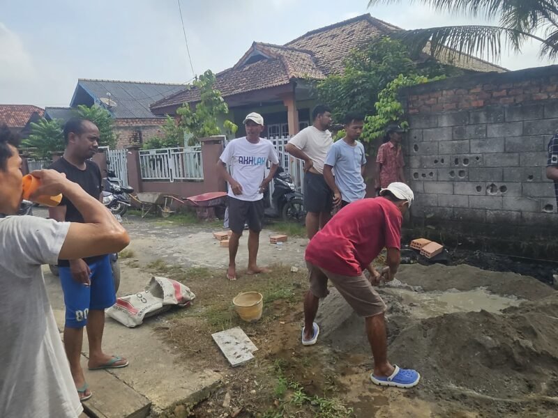 Cegah Banjir Warga Wirakarya Banyuasin Gotong Royong Buat Saluran Air
