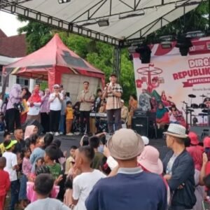 HUT ke-80 RI, Wali Kota Lubuklinggau Buka Lomba Panjat Pinang