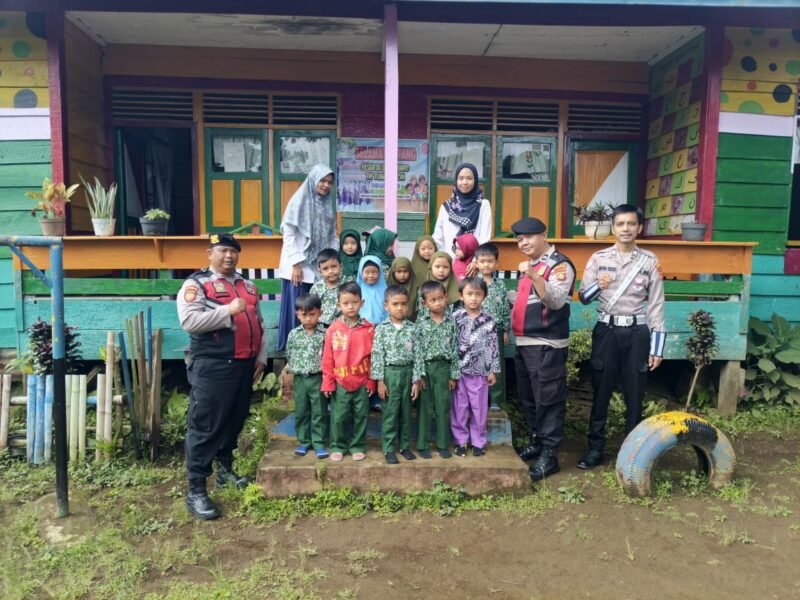 Polres Pagaralam Kawal dan Bagikan Makanan Bergizi Gratis di TK Tunas Karya Gunung Dempo