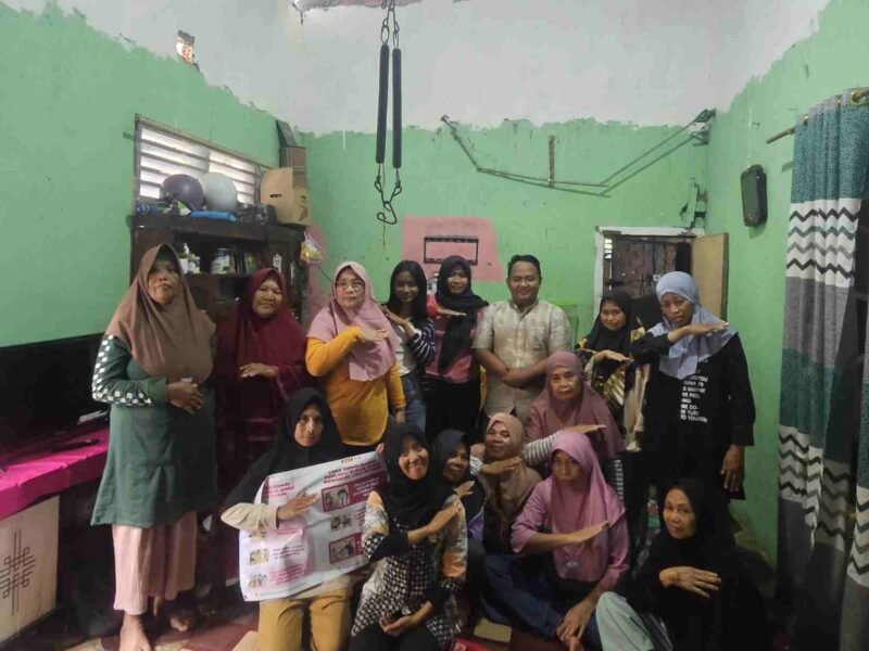 Ketua RT 01 Wirakarya Tanah Mas Indah Arjuna Anggara Putra Bersama PKH Edukasi Pemberdayaan Penerima PKH