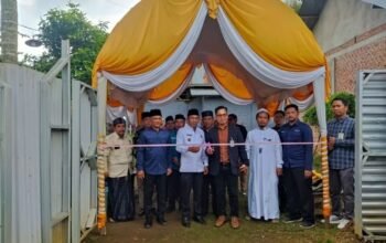 Wakil Bupati Musi Rawas H. Suprayitno Meresmikan Pemberdayaan Pesantren BSI Usaha Peternakan Bebek Petelur
