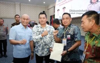 Wali Kota Lubuk Linggau H. Rachmat Hidayat Serahkan 123 Sertifikat PTSL BMD dan Wakaf