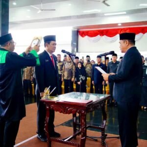 Bupati H. M. Toha Tohet Lantik Sekda, Pejabat Administrator dan Pejabat Fungsional Serta Kepala Sekolah