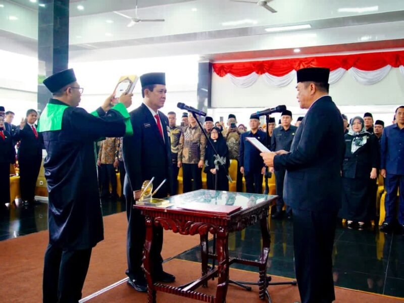 Bupati H. M. Toha Tohet Lantik Sekda, Pejabat Administrator dan Pejabat Fungsional Serta Kepala Sekolah