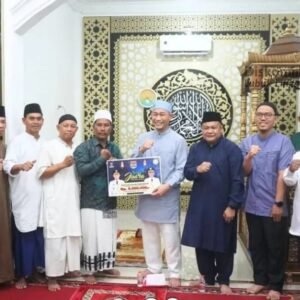 Wali Kota Lubuk Linggau H. Rachmat Hidayat Sholat Tarawih di Masjid Al-Miqot, Serahkan Bantuan Untuk Masjid