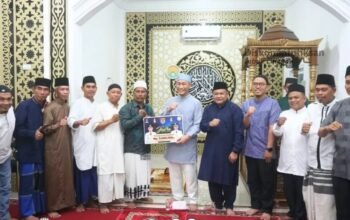 Wali Kota Lubuk Linggau H. Rachmat Hidayat Sholat Tarawih di Masjid Al-Miqot, Serahkan Bantuan Untuk Masjid