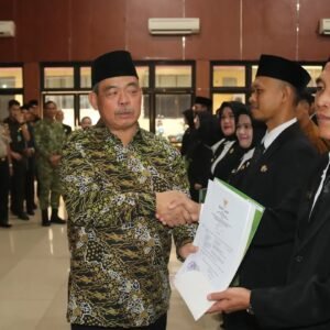 Bupati Lahat Bursah Zarnubi Serahkan SK Penugasan Kepala Sekolah Tahun 2026
