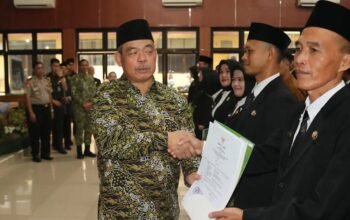 Bupati Lahat Bursah Zarnubi Serahkan SK Penugasan Kepala Sekolah Tahun 2026