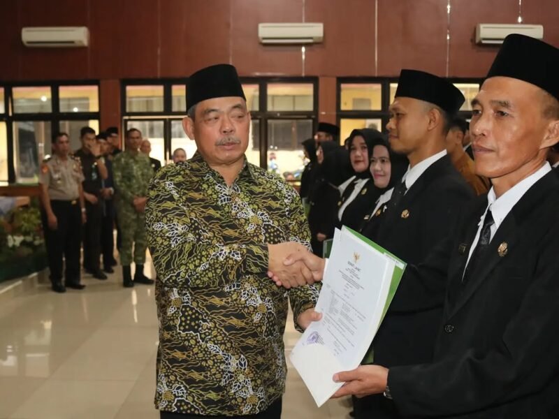 Bupati Lahat Bursah Zarnubi Serahkan SK Penugasan Kepala Sekolah Tahun 2026