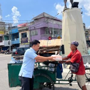 Tebar Kepedulian, AMAL Berbagi Nasi Kotak dan Snack di Simpang Empat Pasar Lematang