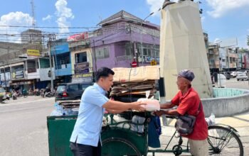 Tebar Kepedulian, AMAL Berbagi Nasi Kotak dan Snack di Simpang Empat Pasar Lematang