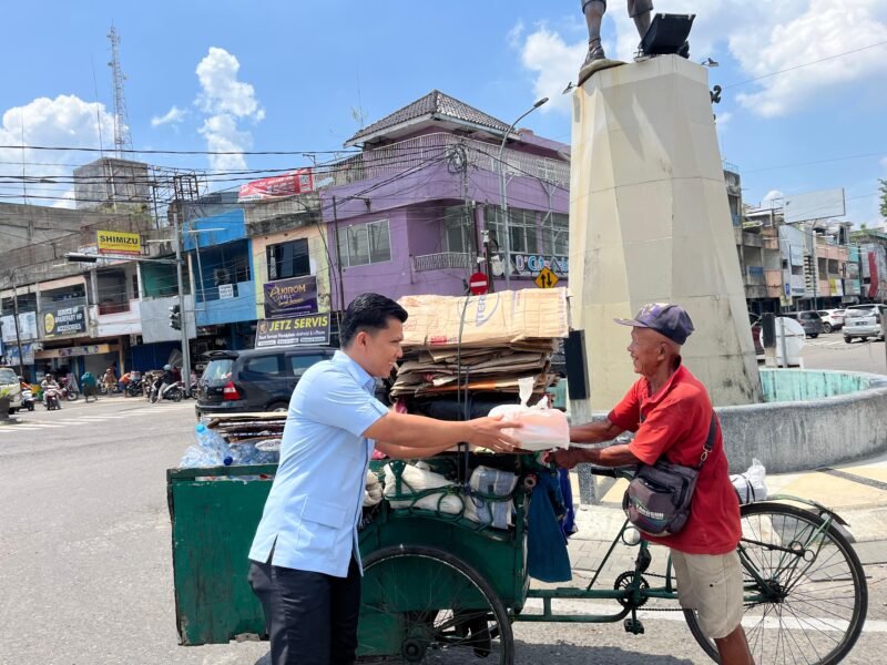 Tebar Kepedulian, AMAL Berbagi Nasi Kotak dan Snack di Simpang Empat Pasar Lematang