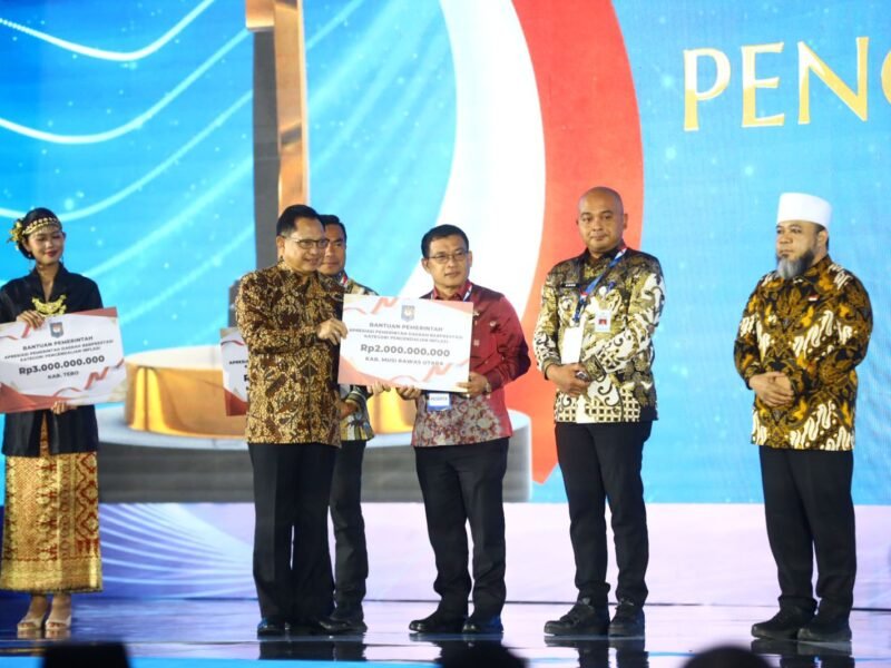 Berhasil Pengendalian Inflasi Bupati Muratara H. Devi Suhartoni Terima Penghargaan 