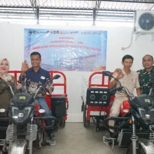 Hadiri Peresmian Operasionalisasi 1.061 Koperasi Bupati Ratna Machmud Serahkan Bantuan Sepeda Motor Roda Tiga 
