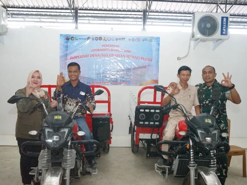 Hadiri Peresmian Operasionalisasi 1.061 Koperasi Bupati Ratna Machmud Serahkan Bantuan Sepeda Motor Roda Tiga 