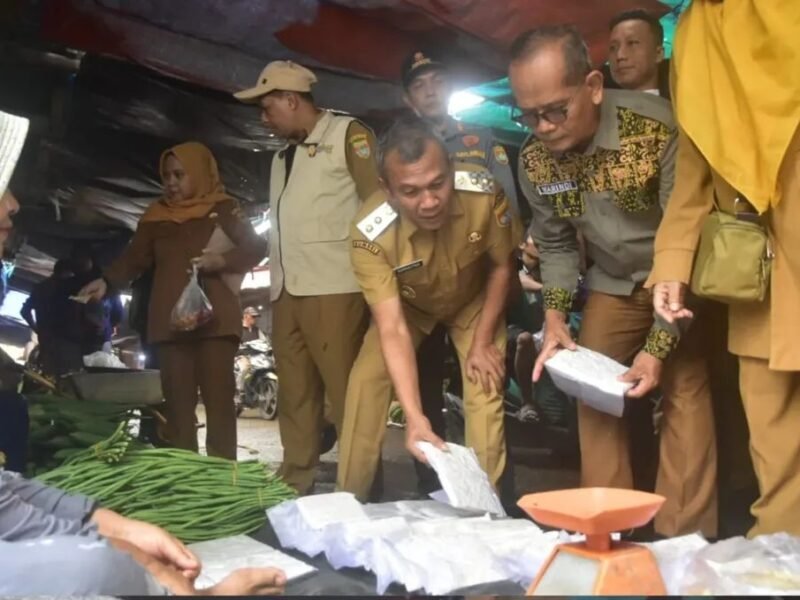 Wakil Bupati H. Suprayitno Monitoring Harga dan stok Pangan Pokok Menjelang Hari Raya Idul Adha