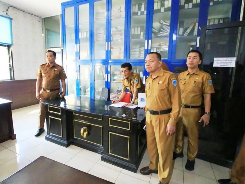 Sekda Kabupaten Lahat Dr.Ir. H.Izromaita. M.SI Sidak ke 12 Bagian di Sekretariat Daerah