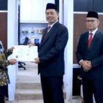 BUPATI OKU SELATAN SERAHKAN SK PENSIUN DAN BANTUAN PURNA BHAKTI KEPADA ASISTEN III SETDA OKU SELATAN