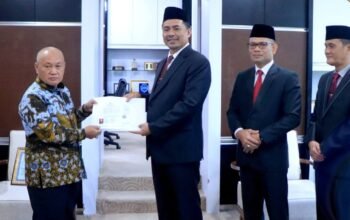 BUPATI OKU SELATAN SERAHKAN SK PENSIUN DAN BANTUAN PURNA BHAKTI KEPADA ASISTEN III SETDA OKU SELATAN