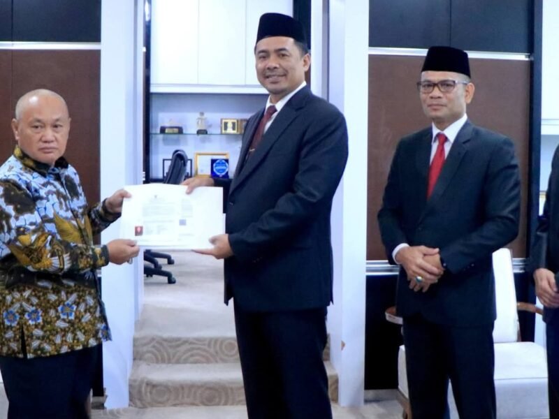 BUPATI OKU SELATAN SERAHKAN SK PENSIUN DAN BANTUAN PURNA BHAKTI KEPADA ASISTEN III SETDA OKU SELATAN