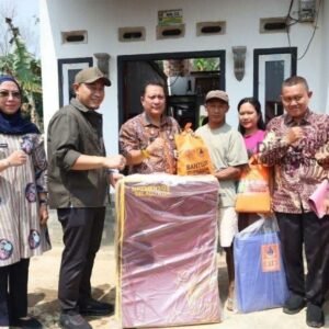 Wali Kota Lubuklinggau Serahkan Bantuan kepada Korban Angin Puting Beliung