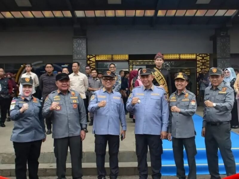Bupati Hj. Ratna Machmud Menghadiri Apel Akbar, Pengukuhan dan Deklarasi Satlinmas