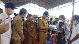 BUPATI OKU SELATAN TINJAU KORBAN KEBAKARAN DI DESA TANJUNG TEBAT, SERAHKAN SEJUMLAH BANTUAN