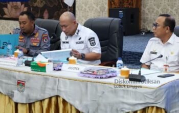 Wali Kota Lubuk Linggau Bagikan SK Juru Parkir dan Serahkan Santunan BPJS Ketenagakerjaan