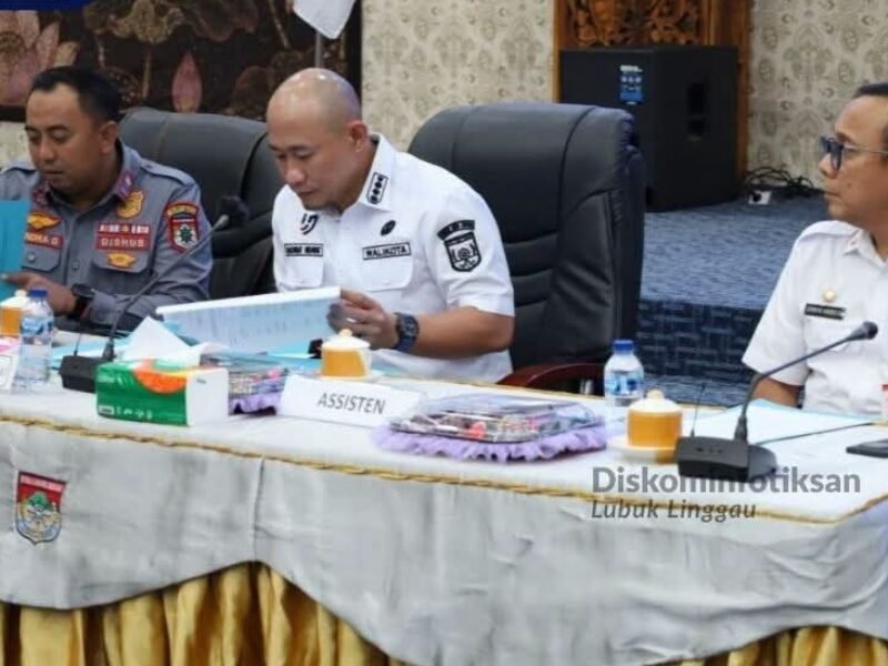 Wali Kota Lubuk Linggau Bagikan SK Juru Parkir dan Serahkan Santunan BPJS Ketenagakerjaan