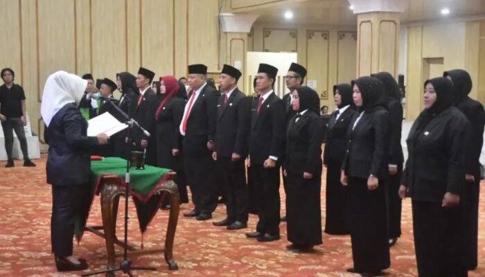 Bupati Musi Rawas Hj. Ratna Machmud Melantik 26 Kepala Sekolah
